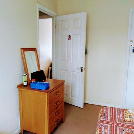 Comfortable Double Bedroom In London Хорнчерч Экстерьер фото