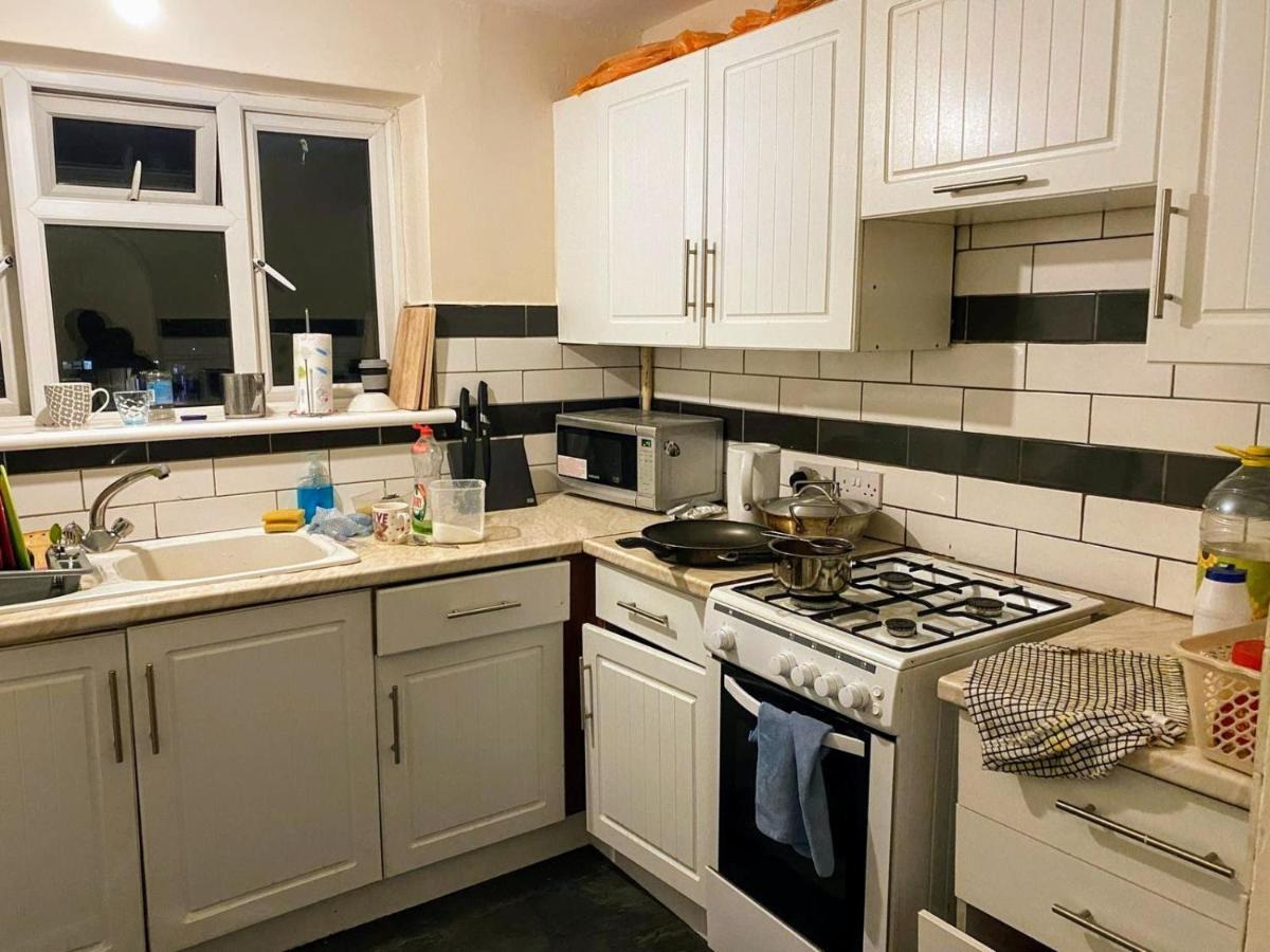 Comfortable Double Bedroom In London Хорнчерч Экстерьер фото