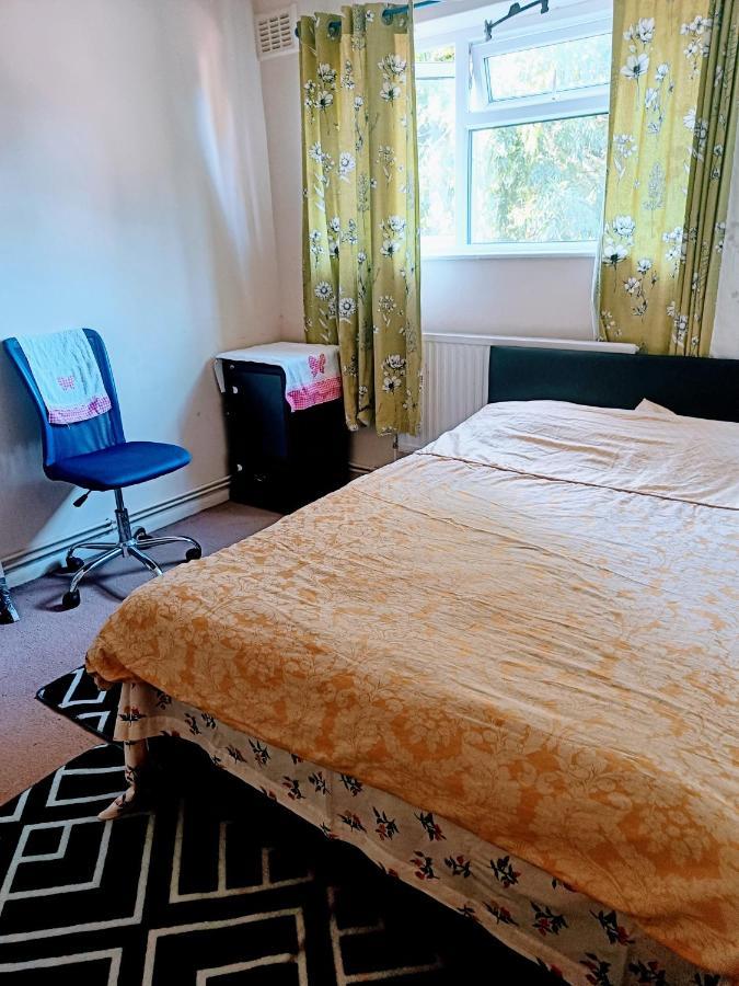 Comfortable Double Bedroom In London Хорнчерч Экстерьер фото